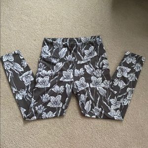 Joy Lab grey and white floral leggings size medium